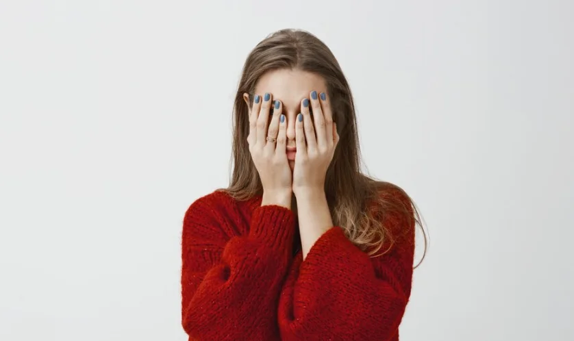 девушка испытывающая кошмары закрывает лицо